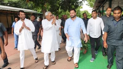 બિહારના રાજકારણમાં લાલુ પ્રસાદ યાદવ અને તેમનો પરિવાર ફરી એકવાર ચર્ચામાં છે. લાલુ પ્રસાદ યાદવે તેમના મોટા પુત્ર તેજ પ્રતાપ યાદવને આરજેડીમાંથી હાંકી કાઢ્યા છે. ચાલો જાણીએ તેજ પ્રતાપ યાદવના પરિવાર વિશે 