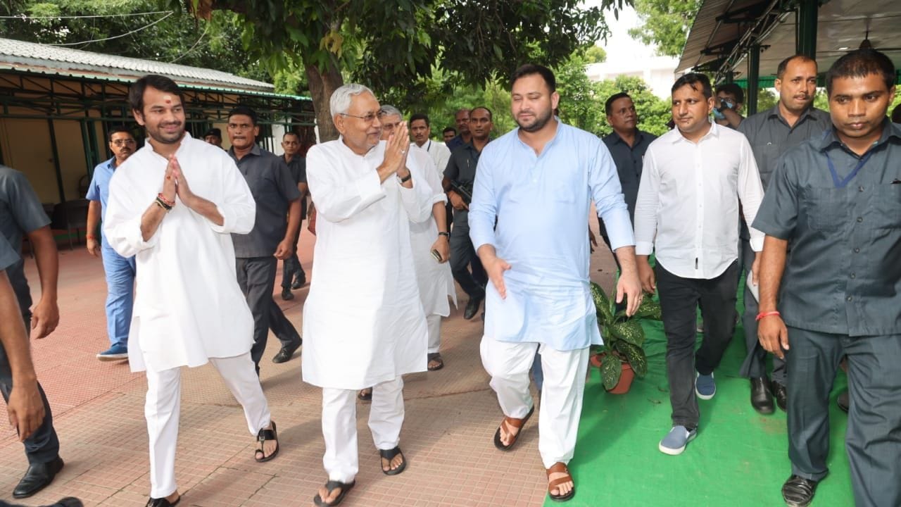 બિહારના રાજકારણમાં લાલુ પ્રસાદ યાદવ અને તેમનો પરિવાર ફરી એકવાર ચર્ચામાં છે. લાલુ પ્રસાદ યાદવે તેમના મોટા પુત્ર તેજ પ્રતાપ યાદવને આરજેડીમાંથી હાંકી કાઢ્યા છે. ચાલો જાણીએ તેજ પ્રતાપ યાદવના પરિવાર વિશે