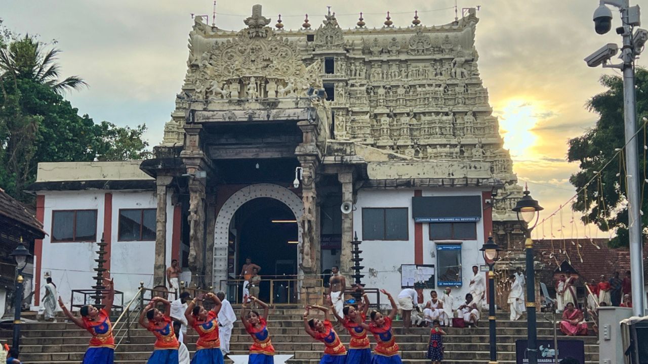 આવી સ્થિતિમાં લોકો એવું માને છે કે, મંદિરનો આ દરવાજો સૌથી વધુ ખજાનાથી ભરેલો હોઈ શકે છે. જો તમને ક્યારેય તક મળે, તો તમારે તિરુવનંતપુરમમાં આવેલા આ મંદિરની મુલાકાત લેવી જ જોઈએ. આ મંદિરની દેખરેખ ત્રાવણકોર રાજ પરિવાર દ્વારા કરવામાં આવે છે. ભક્તોને કોઈપણ પ્રકારની સમસ્યાનો સામનો ન કરવો પડે તે માટે અહીં ખાસ સુવિધાઓ પૂરી પાડવામાં આવે છે.