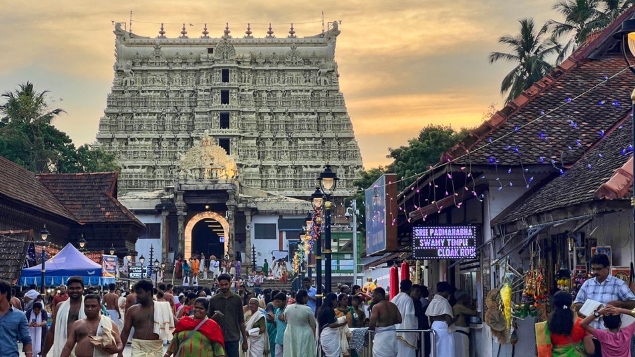 અહીંની સૌથી પ્રખ્યાત તિજોરી પણ હજુ સુધી ખોલવામાં આવી નથી. ઘણા લોકોનું માનવું છે કે, આ તિજોરીમાં ઘણા રહસ્યો જોડાયેલા છે. આ મંદિર ત્યારે પ્રખ્યાત થયું જ્યારે તેના છ દરવાજા ખોલવામાં આવ્યા અને ત્યાંથી સોના, હીરા અને ચાંદીના કિંમતી ઝવેરાત મળી આવ્યા. આ ઝવેરાતની કિંમત 20 અબજ ડોલર જેટલી હતી. જો કે, તે જ સમયે મંદિરના સાતમા દરવાજાને ખોલવાની પરવાનગી સુપ્રીમ કોર્ટે નકારી કાઢી હતી.