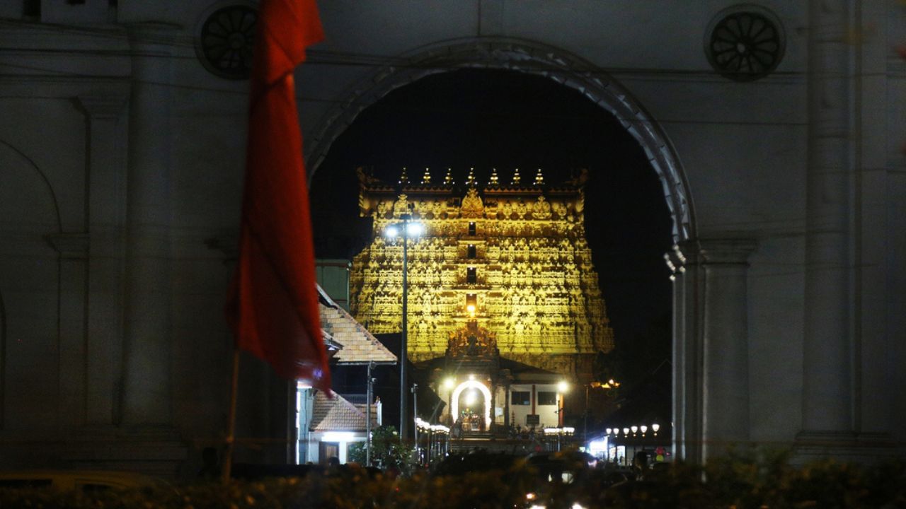 આ મંદિરને માત્ર ભારતનું જ નહીં પરંતુ વિશ્વનું સૌથી ધનિક મંદિર પણ માનવામાં આવે છે. મીડિયા સૂત્રો અનુસાર, મંદિરની કુલ અંદાજિત સંપત્તિ 12,000 કરોડ કે તેથી વધુની છે. આ મંદિરમાં પદ્મનાભ સ્વામીની પૂજા થાય છે, જેમને ભગવાન વિષ્ણુનો અવતાર માનવામાં આવે છે. આ મંદિરની નીચેથી સોનું, હીરા, રત્નો અને ઘણી કિંમતી મૂર્તિઓ મળી આવી છે. 