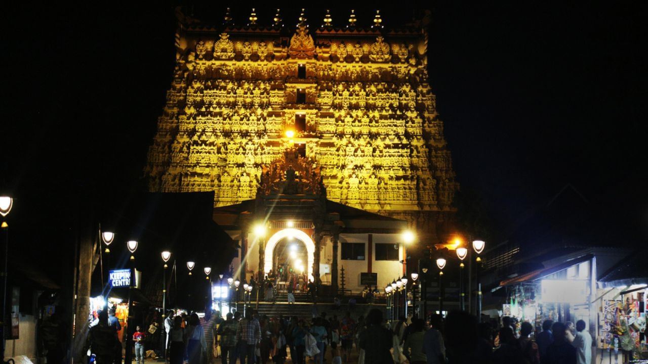 ભારતના સૌથી ધનિક મંદિરની વાત કરીએ તો, તેનું નામ પદ્મનાભસ્વામી મંદિર છે, જેને ભારતના સૌથી ધનિક મંદિરોમાંનું એક માનવામાં આવે છે. આ મંદિર કેરળમાં આવેલું છે. અહીં દર વર્ષે ભક્તો દ્વારા 500 કરોડ રૂપિયાથી પણ વધુની કિંમતોનો પ્રસાદ ચઢાવવામાં આવે છે. 