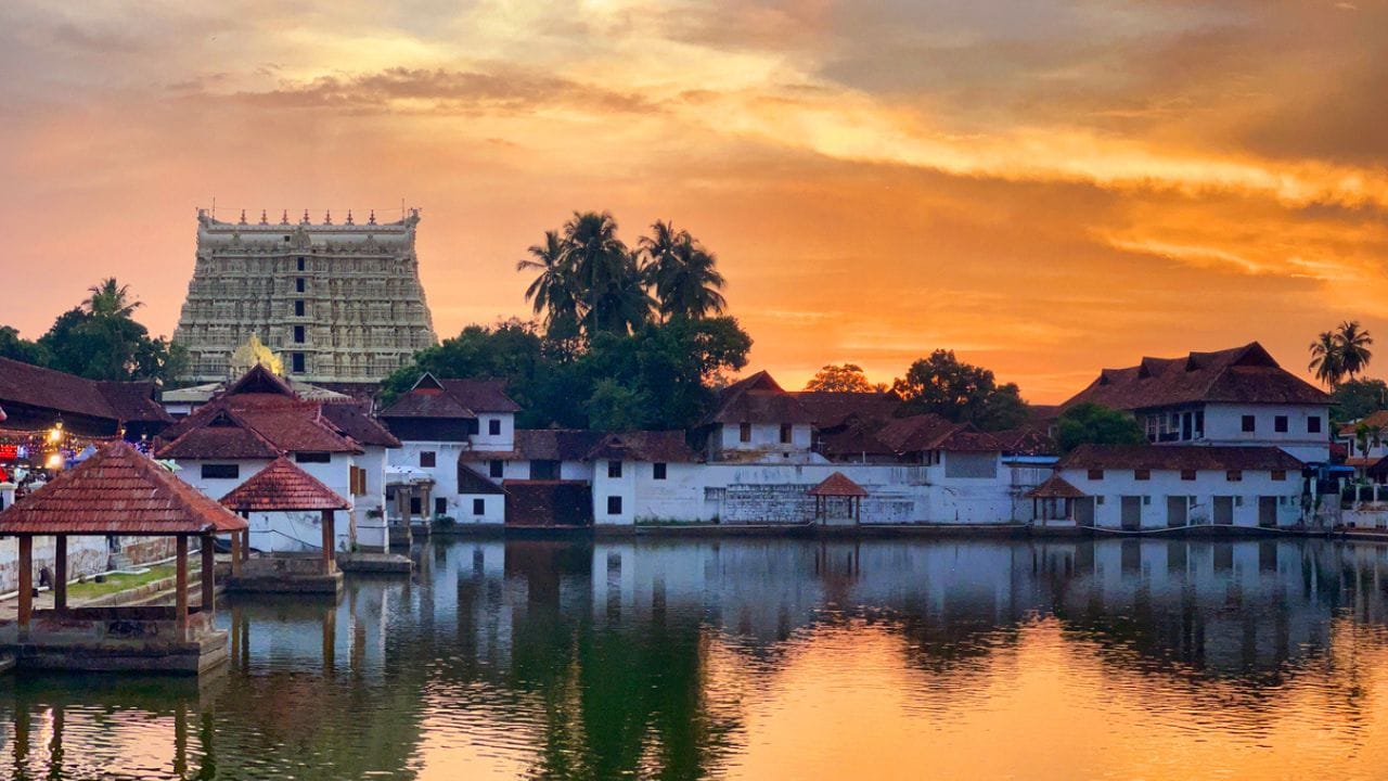 દરેક મંદિરમાં બધા ભક્તો ઉદારતાથી દાન આપે છે. ઘણા લોકો પોતાની શક્તિ મુજબ દાન આપે છે. ઘણી વખત તો સોના, ચાંદી અને ઘરેણાં પણ મંદિરોમાં દાન કરવામાં આવે છે. ભારત એક એવો દેશ છે કે, જ્યાં શ્રદ્ધાની કોઈ કમી નથી અને મંદિરોની પણ કોઈ કમી નથી. ભારતનો દરેક ખૂણો મંદિરોથી ભરેલો છે. અહીં બધા દેવી-દેવતાઓની પૂજા વિધિ અનુસાર કરવામાં આવે છે. 