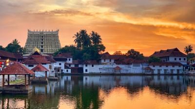 દરેક મંદિરમાં બધા ભક્તો ઉદારતાથી દાન આપે છે. ઘણા લોકો પોતાની શક્તિ મુજબ દાન આપે છે. ઘણી વખત તો સોના, ચાંદી અને ઘરેણાં પણ મંદિરોમાં દાન કરવામાં આવે છે. ભારત એક એવો દેશ છે કે, જ્યાં શ્રદ્ધાની કોઈ કમી નથી અને મંદિરોની પણ કોઈ કમી નથી. ભારતનો દરેક ખૂણો મંદિરોથી ભરેલો છે. અહીં બધા દેવી-દેવતાઓની પૂજા વિધિ અનુસાર કરવામાં આવે છે. 