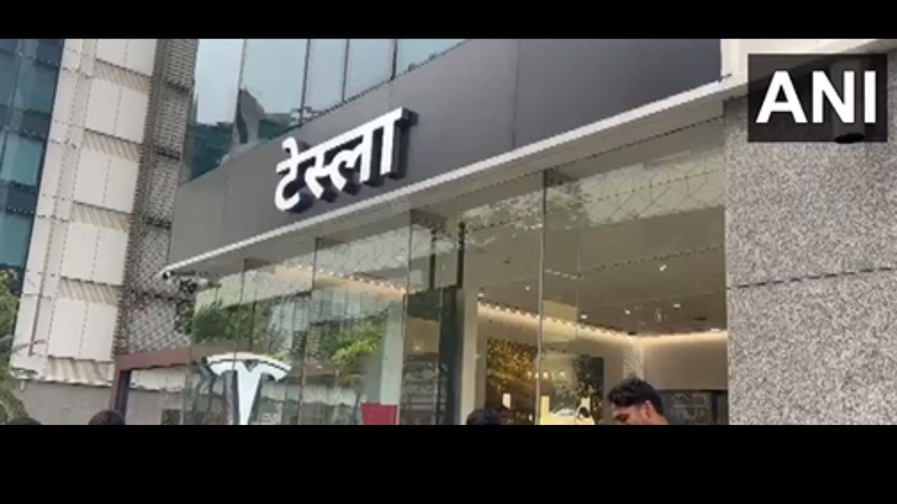 ટેસ્લાનો શોરૂમ મુંબઈના BKC એટલે કે બોમ્બે-કુર્લા કોમ્પ્લેક્સમાં ખુલ્યો છે. મહારાષ્ટ્રના મુખ્યમંત્રી દેવેન્દ્ર ફડણવીસે તેનુ ઉદ્દઘાટન કર્યું છે, ત્યારે ભારતમાં ટેસ્લાની એન્ટ્રી થતા જ લોકો આ કારની કિંમત કેટલી છે તે જાણવા માંગે છે. તો ચાલો જાણીએ