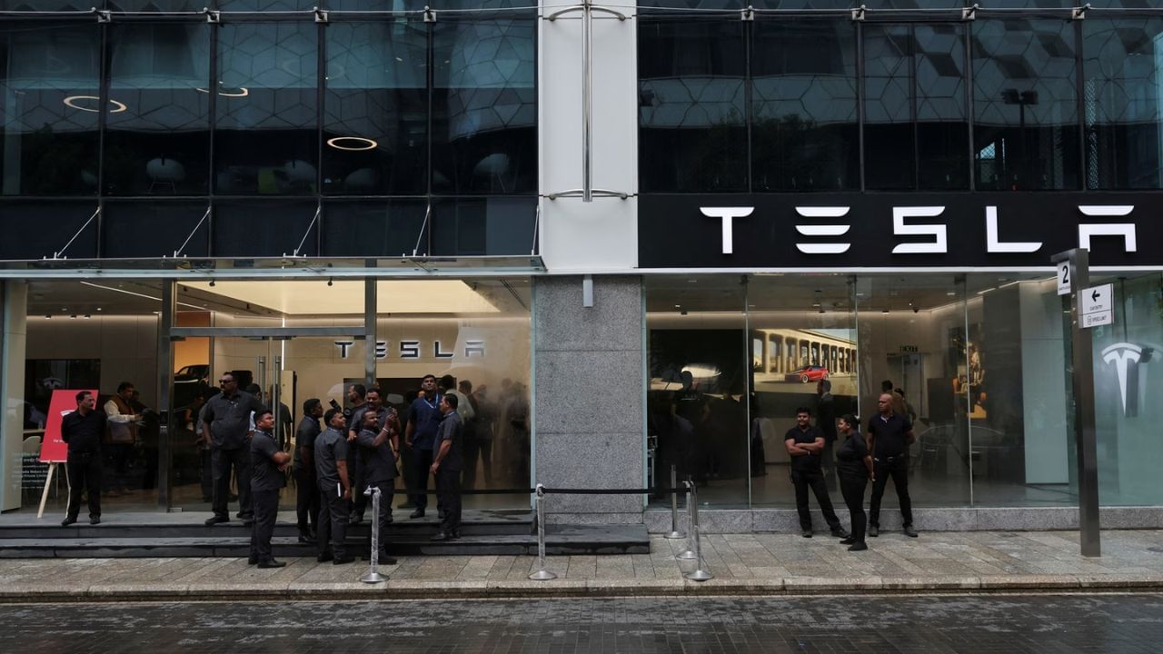 ભારત સરકારની ઇલેક્ટ્રિક નીતિ મુજબ, ટેસ્લા કાર ભારતમાં મોંઘી હોઈ શકે છે. ભારતમાં વેચાતી ટેસ્લા કાર પર લગભગ 70% આયાત ડ્યુટી વસૂલવામાં આવશે. આવી સ્થિતિમાં, ભારતમાં ટેસ્લાની ઇલેક્ટ્રિક કારની શરૂઆતની કિંમત 60 લાખ રૂપિયાથી શરુ થઈ શકે છે. 