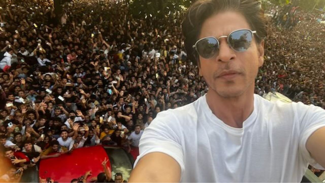 શાહરુખ ખાન જેમને કિંગ ખાન કહેવામાં આવે છે. તેમની પાસે પણ પોતાનું પ્રાઈવેટ જેટ છે. જેની કિંમત અંદાજે 350 કરોડ રુપિયા માનવામાં આવે છે. જેમાં કુલ 12 લોકો મુસાફરી કરી શકે છે. શાહરૂખ તેનો ઉપયોગ વિદેશ પ્રવાસો, કાર્યક્રમો અને પરિવાર સાથે સમય વિતાવવા માટે કરે છે.