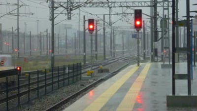  ચોમાસાની સિઝનમાં વાતાવરણ ક્યારે બગડી જાય છે. તેની ખબર રહેતી નથી.વરસાદ દરમિયાન ટ્રેનમાં મુસાફરી કરવી ખુબ મુશ્કેલી બની જાય છે. પરંતુ જો તમે કેટલીક વાતનું ધ્યાન રાખ્યું તો તમારી મુસાફરી સુરક્ષિત રહેશે.