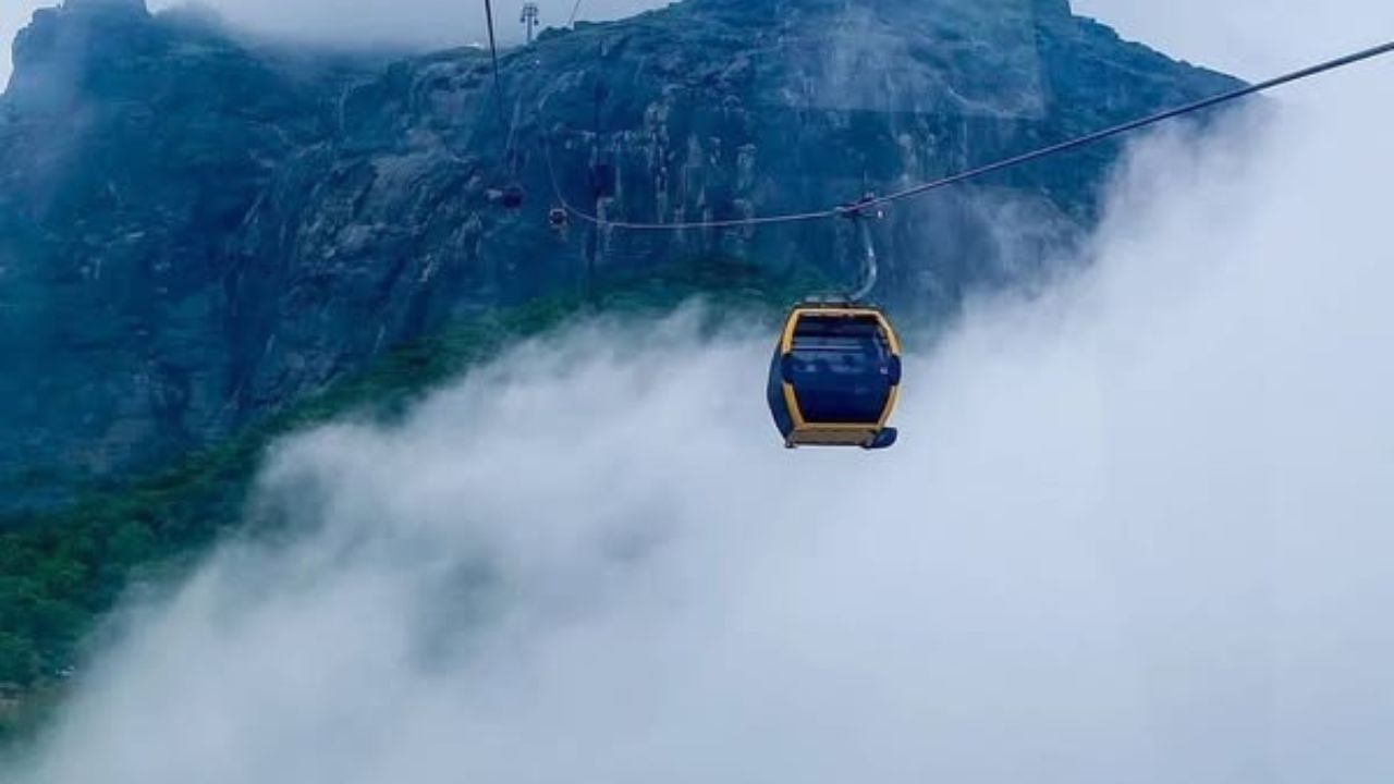 ગિરનાર ગુજરાતનાં ધાર્મિક સ્થળોમાંનો એક છે. પ્રાચીન અને અર્વાચીન, બન્ને રીતે ગિરનાર પવિત્ર સ્થળ છે. જે હિંદુ ધર્મ અને જૈન ધર્મનાં લોકો માટે મહત્વનું યાત્રાધામ છે.  ગુજરાતનો સૌથી ઉંચો પર્વત ગિરનાર છે. ગિરનાર પર્વતની ચારે બાજુ 33 કરોડ દેવી દેવતાઓનો વાસ છે તેવું પણ કહેવામાં આવે છે. 