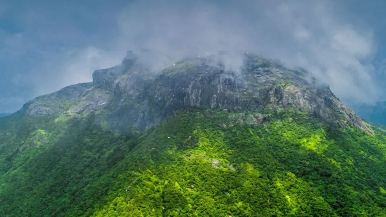 ગિરનારમાં અંબાજી મંદિર, ગોરક્ષનાથ મંદિર અને દત્તાત્રેય મંદિર સહિત અનેક મંદિરો અને ઐતિહાસિક સ્થળો છે.દર વર્ષે ગિરનારની પરિક્રમા થાય છે, જેમાં લાખો લોકો જોડાય છેગિરનારના પાંચ પર્વતો પર કુલ થઇને 866 મંદિરો આવેલા છે. પત્થરોનાં બનાવેલ દાદરા અને રસ્તો એક ટોચ પરથી બીજી ટોચ પર લઇ જાય છે. એવુ કહેવાય છે કે કુલ 9,999 પગથિયા છે, પણ ખરેખર કદાચ 11000 પગથિયા છે.