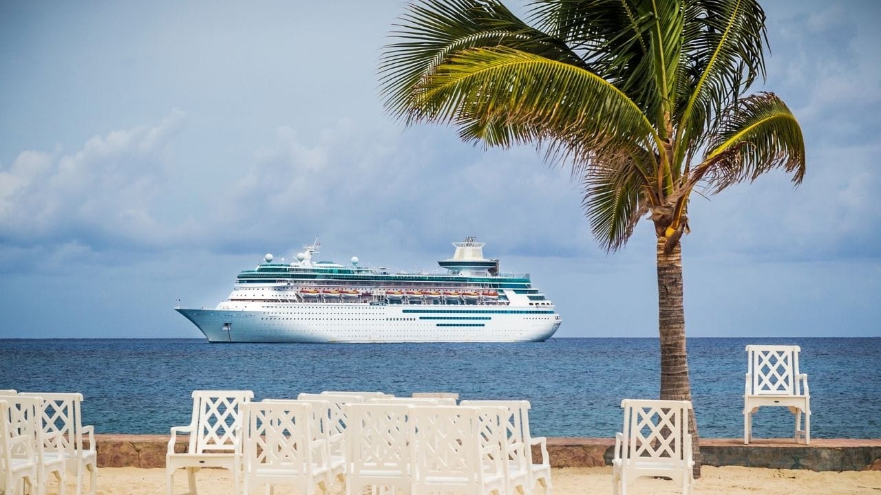 તો ચાલો જાણીએ કે, ક્યું ફળ છે. જે ક્રુઝ પર લઈ જવાની મનાઈ છે. એવું પણ કહેવાય છે કે, ક્રુઝ પર નારિયળ પાણી લઈ જવા પર પ્રતિબંધ હોય છે. આની પાછળનું કારણ એ છે કે, નારિયળ એક જ્વલનશીલ ફળ છે. એટલા માટે ક્રુઝમાં સુકુ નારિયળ લઈ જવા પર પ્રતિબંધ હોય છે.