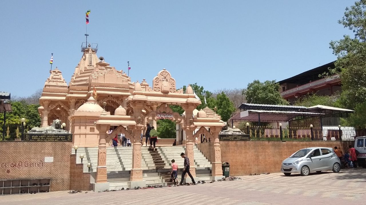 તુલસીશ્યામ મંદિર ગુજરાતના ગીરના રાષ્ટ્રીય ઉદ્યાન વિસ્તારમાં આવેલું છે, જે અમરેલી અને ગિર સોમનાથ જીલ્લાની સીમા પર સ્થિત છે. આ પવિત્ર સ્થાન ધારી (જિલ્લો અમરેલી)થી અંદાજે 45 કિલોમીટર અને ઉના (જિલ્લો ગીર સોમનાથ)થી લગભગ 35 કિલોમીટરની અંતરે આવેલું છે.  બંને શહેરો સાથે તેના વાહન વ્યવહારથી સારો સંપર્ક છે, જેના કારણે તુલસીશ્યામ યાત્રા માટે સરળતાથી પહોંચી શકાય છે.