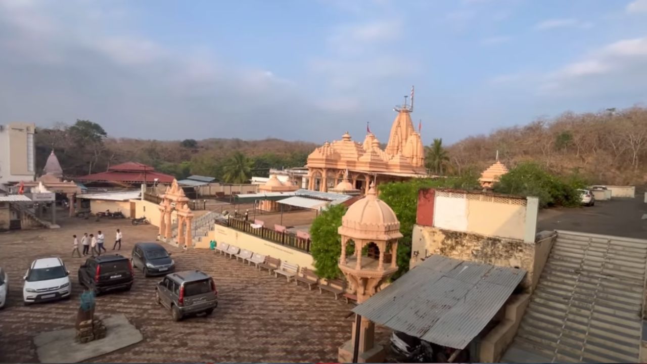 તુલસીશ્યામ ખાતે આવેલા ગરમ પાણીના કુંડમાં કોઇપણ ઋતુઓમાં પાણી ગરમ રહે છે. પ્રાચીન ગ્રંથો અને પુરાણોમાં તેને "તપ્તોદક" તરીકે ઓળખવામાં આવ્યું છે. એવું માનવામાં આવે છે કે અહીં સ્નાન કરવાથીત્વચા સંબંધિત રોગોમાં રાહત મળે છે.