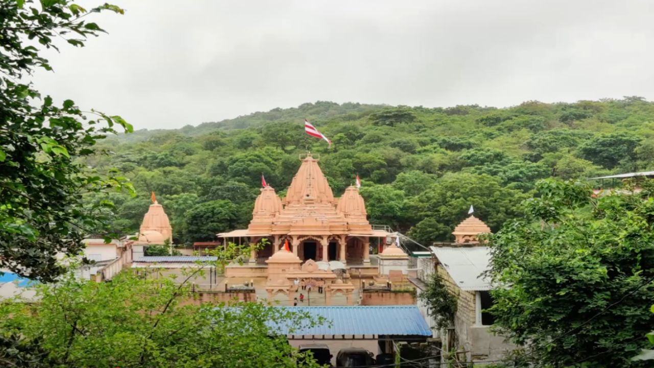 તુલસીશ્યામ નજીક પર્વતીય વિસ્તારમાં આવું એક અનોખું સ્થળ આવેલું છે, જ્યાં ગુરુત્વાકર્ષણ બળ કામ કરતું નથી. સરળ ભાષામાં કહીએ તો, આ સ્થળે જો તમે વાહન બંધ અવસ્થામાં રોકો તો તે ઊતરતી ઢળાણ હોવા છતાં પાછળ નહીં સરકે, પણ આશ્ચર્યજનક રીતે ઊલટી દિશામાં ચાલે છે. આ અદભૂત પ્રાકૃતિક વિસંગતતા પ્રવાસીઓમાં આકર્ષણનું કેન્દ્ર બની છે અને ઘણા લોકો અહીં આવીને આ પરિબળનો અનુભવ લેવા માટે ઉત્સુક હોય છે. આવા દૃશ્યો લોકોમાં રોમાંચ અને વિજ્ઞાન પ્રત્યેના જિજ્ઞાસા બંનેને જન્મ આપે છે. ( આ માહિતી વિવિધ ઐતિહાસિક તથ્યો અને સંશોધનો પર આધારિત છે.  વિગતવાર માહિતી માટે, ઇતિહાસના પ્રમાણભૂત ગ્રંથો અને સંશોધનોનો અભ્યાસ કરવો ઉચિત રહેશે.) 