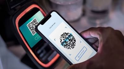 હવે UPI સંબંધિત ચુકવણીની પદ્ધતિ બદલાવા જઈ રહી છે. ખૂબ જ ટૂંક સમયમાં આવો ફેરફાર આવી શકે છે, જે હવે ચુકવણી કરતી વખતે PIN દાખલ કરવાની પ્રક્રિયાને સમાપ્ત કરશે. કેટલાક અહેવાલોમાં દાવો કરવામાં આવ્યો છે કે NPCI (નેશનલ પેમેન્ટ કોર્પોરેશન ઓફ ઈન્ડિયા) ફેસ ઓથેન્ટિકેશન અથવા બાયોમેટ્રિક્સ દ્વારા UPI ચુકવણીને સક્ષમ કરવાનું વિચારી રહી છે. આ નિયમ લાગુ થયા પછી, PIN દાખલ કરવો વૈકલ્પિક બની જશે.