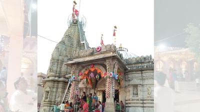 'ઉમિયા' નામ દેવી પાર્વતીના એક સ્વરૂપ સાથે જોડાયેલું છે. પ્રાચીન વાર્તાઓ પ્રમાણે, જ્યારે માતા પાર્વતી કઠોર તપ કરી કરી રહ્યા હતા ત્યારે તેમની માતાએ કહ્યું હતું "ઉમા, તું તપ ન કર." એ સમયે "ઉમા" શબ્દ પ્રચલિત થયો. આમાંથી પ્રેમભર્યું નામ 'ઉમિયા' બન્યું, જેમાં "ઉમા" જે માતૃરૂપ દર્શાવતું શ્રદ્ધાસભર નામ છે. એટલે ઉમિયા માતા એટલે માતા પાર્વતીનું એક શક્તિશાળી અને સાધ્વી સ્વરૂપ