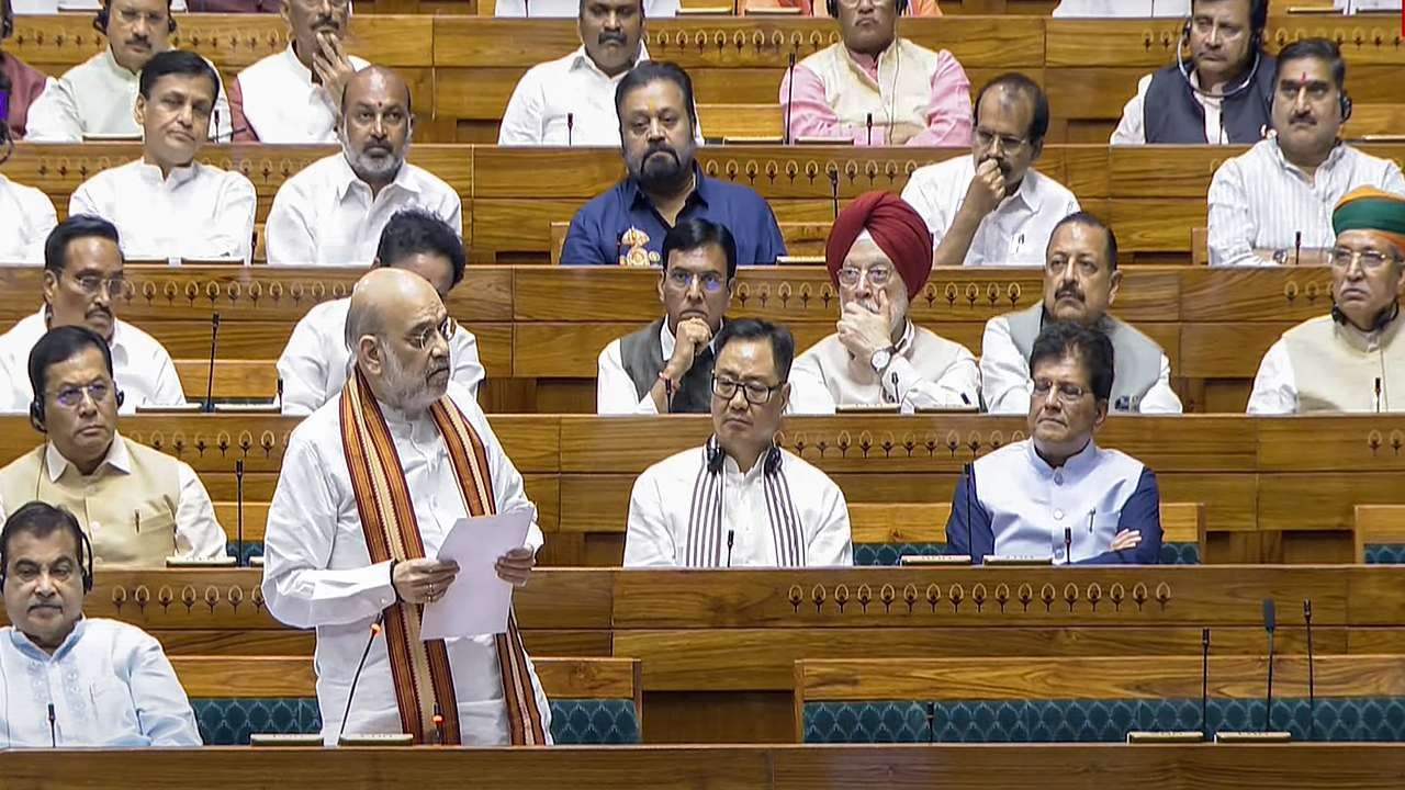અમિત શાહે, સંસદમાં કોંગ્રેસના સત્તાકાળ અને ભાજપના સત્તાકાળ દરમિયાન કાશ્મીરને લઈને પણ તુલના કરી હતી. અમિત શાહે કહ્યું કે, હવે જમ્મુ કાશ્મીરમાં આતંકી હુમલા કરવા માટે પાકિસ્તાનને જમ્મુ કાશ્મીરના યુવાનો નથી મળતા પાકિસ્તાનના યુવાઓને ભરમાવીને હુમલા કરવા જમ્મુ કાશ્મીર મોકલે છે.