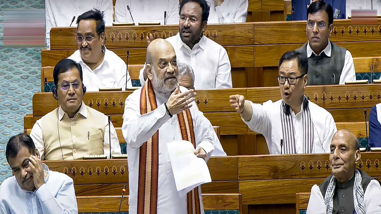 કાશ્મીરમાં આંતકવાદને સીધી કે આડકતરી રીતે પ્રોત્સાહન આપતી સંસ્થાઓને એક પછી એક બંધ કરી દેવાઈ. તેના વડાઓને જેલમાં ધકેલવામા આવ્યા. આમા હુરિયત કોન્ફરન્સ પણ સામેલ છે અને જમાતે ઈસ્લામ પણ સામેલ છે. કોંગ્રસના સત્તાકાળમાં આવી સંસ્થાના વડાઓને રેડકાર્પેટ સ્વાગત કરાતુ હતું. તેમના આકાઓ સાથે સરકાર વાટાઘાટો કરતી હતી. ભાજપની મોદી સરકાર જમ્મુ કાશ્મીરના યુવાઓ સાથે વાત કરશે.