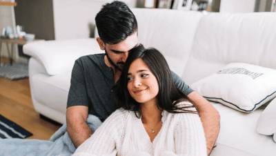 પતિ-પત્નીના જીવનમાં દરેક તબક્કે નાની-નાની વસ્તુઓ મોટી ભૂમિકા ભજવે છે, જેમ ઘરમાં રાખવામાં આવેલી દરેક નાની અને સામાન્ય વસ્તુ લગ્ન જીવનને અસર કરે છે. જો બેડરૂમમાં કોઈ નકારાત્મક વાસ્તુ વિરોધી વસ્તુ રાખવામાં આવે છે, તો તે પતિ-પત્નીના સંબંધો બગાડી શકે છે. એવામાં ચાલો જાણીએ કે, વાસ્તુ અનુસાર એવી કઈ વસ્તુ છે કે જે બેડરૂમમાં ના મૂકવી જોઈએ. 