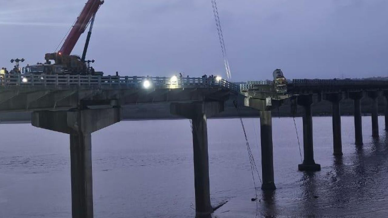 Vadodara Anand Bridge Collapse Rescue Efforts Ongoing After Tragic Truck Accident (2)