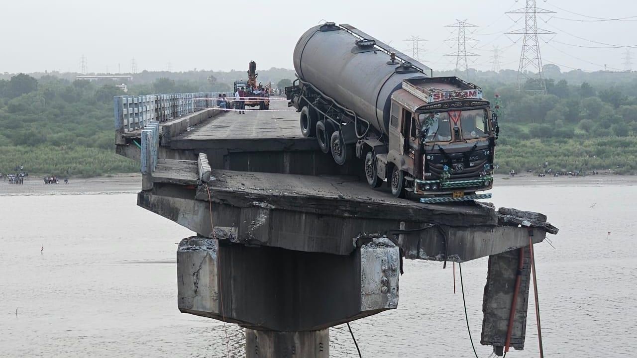 Vadodara Anand Bridge Collapse Rescue Efforts Ongoing After Tragic Truck Accident (3)