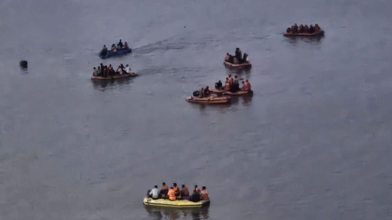 Vadodara Anand Bridge Collapse Rescue Efforts Ongoing After Tragic Truck Accident (4)