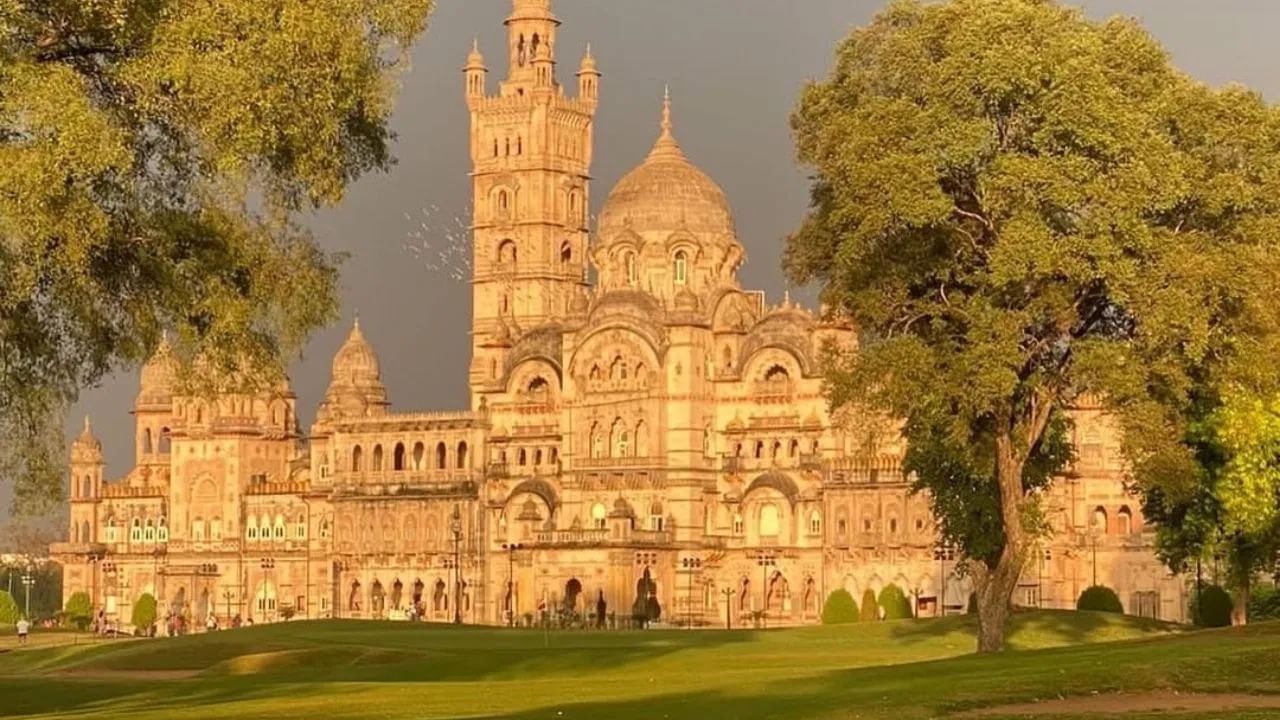 મહેલમાં જ્યારે મહારાજા હાજર હોય ત્યારે બહાર લાલ બત્તી ચાલુ કરી દેવામાં આવે છે — જે તેનો સંકેત આપે છે.