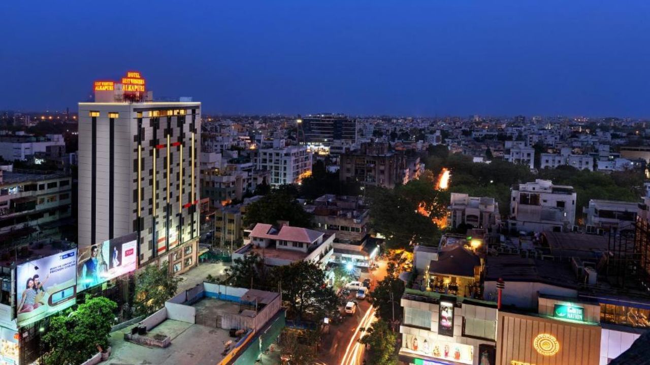 અલકાપુરી વડોદરાનું સૌથી જૂનું અને પ્રસિદ્ધ પોશ વિસ્તારોમાં ગણાય છે. અહીં ઘણી બધી મલ્ટીનેશનલ કંપનીઓના ઓફિસ, હોટલ્સ, શોપિંગ મોલ્સ અને બેન્કોની શાખાઓ આવેલી છે. રેલવે સ્ટેશન અને મુખ્ય બજાર નજીક હોવાથી આ વિસ્તાર રહેઠાણ અને વ્યવસાય બંને માટે લોકપ્રિય છે. અલકાપૂરીનું ઇન્ફ્રાસ્ટ્રક્ચર વિકાસશીલ છે અને અહીંનો લાઈફસ્ટાઈલ ખૂબ શહેરી અને આધુનિક છે.