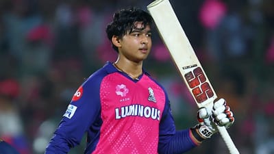 IPL ઓક્શન અને ત્યારબાદ ટુર્નામેન્ટમાં પોતાની પહેલી મેચથી જ સતત હેડલાઈનમાં રહેલો વૈભવ સૂર્યવંશી ભારતીય ક્રિકેટનો યુવા સુપર સ્ટાર બની ગયો છે. IPL 2025માં તેને ખૂબ લોકપ્રિયતા અને સફળતા મળી, સાથે જ તેને બે શાનદાર કાર પણ ગિફ્ટમાં મળી હતી. પણ તે આ કારને ચલાવી શકતો નથી.