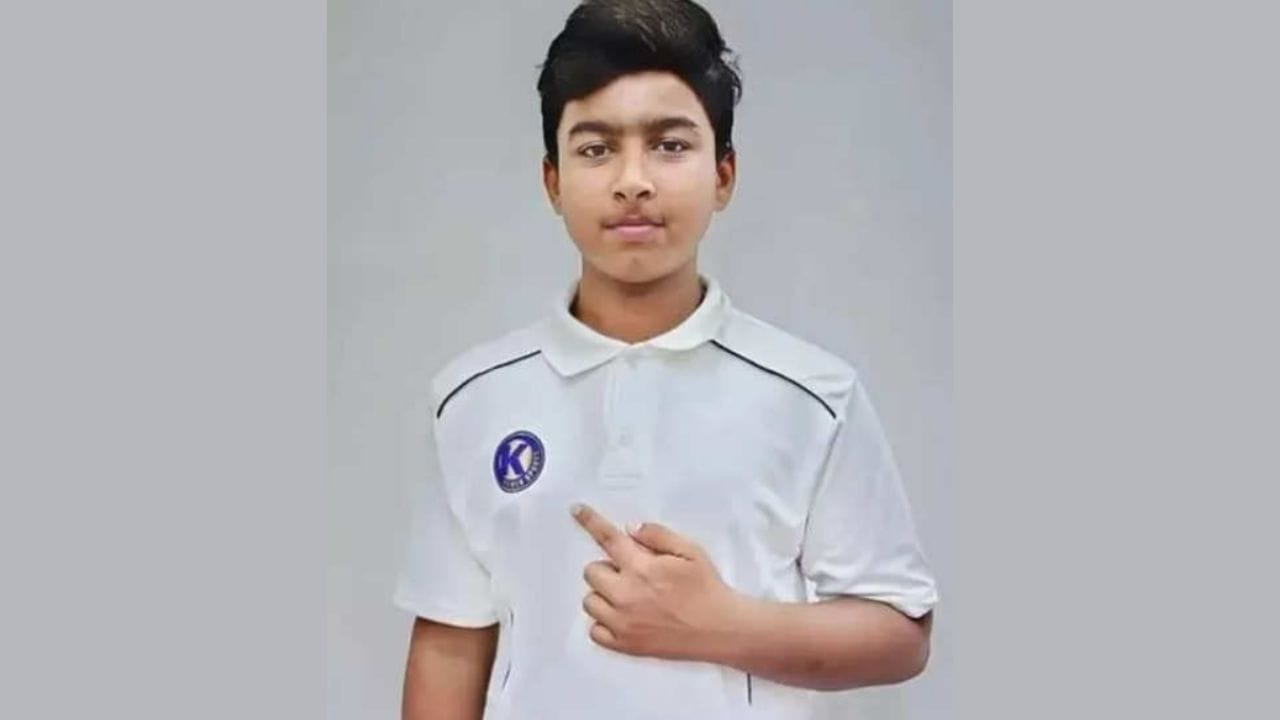 વૈભવ સૂર્યવંશીએ ફરી એક વખત ક્રિકેટના પન્નામાં પોતાનું નામ નોંધાવ્યું છે. આ વખતે 34 વર્ષ જૂનો વર્લ્ડ રેકોર્ડ તોડ્યો છે. વૈભવ સૂર્યવંશીની ઉંમર હજુ 14 વર્ષ છે, આ રેકોર્ડ તેનો જન્મ વર્ષ 2011માં થયો હતો તે પહેલાનો છે. 1991માં બનેલો આ રેકોર્ડ હવે તુટી ગયો છે.