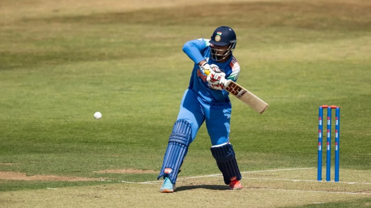 હવે તમે વિચારતા હશો કે, આ વર્લ્ડ રેકોર્ડ શું છે? તો આજે અમે વાત કરી રહ્યા છીએ એ વર્લ્ડ રેકોર્ડની જે એક યુથ ટેસ્ટમાં સૌથી વધારે બનેલા કુલ રનની છે. ભારતની U19 ટીમ હાલમાં મેન્સ સીનિયર અને મહિલા ટીમ ઈંગ્લેન્ડના પ્રવાસ પર છે. વૈભવ સૂર્યવંશી એ ટીમનો ભાગ છે. ઈંગ્લેન્ડની U19ની ટીમ વિરુદ્ધ પોતાની શરુઆત ભારતીય ટીમે વનડે સીરિઝથી કરી હતી. 5 વનડે સીરિઝમાં ભારતની અંડર 19 ટીમે 3-2થી જીતી લીધી છે. જેમાં 143 રનની તોફાની ઈનિગ્સ સાથે વૈભવ સૂર્યવંશીએ સૌથી વધારે રન બનાવ્યા છે.