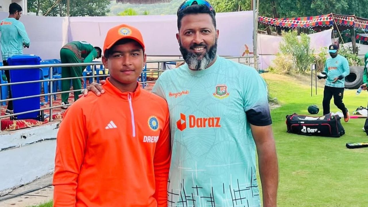  ભારત અને ઈંગ્લેન્ડની અંડર 19 ટીમ વચ્ચે હવે 2 ટેસ્ટ સીરિઝ રમાય રહી છે. જેની પહેલી મેચ 15 જુલાઈના રોજ બેકેનહમાં રમાય હતી. આ મેચ ડ્રો રહી પરંતુ જેટલા રન બન્યા તેનાથી 34 વર્ષનો વર્લ્ડ રેકોર્ડ તુટી ગયો હતો. વૈભવ સૂર્યવંશી પણ આનો સાક્ષી બન્યો છે.