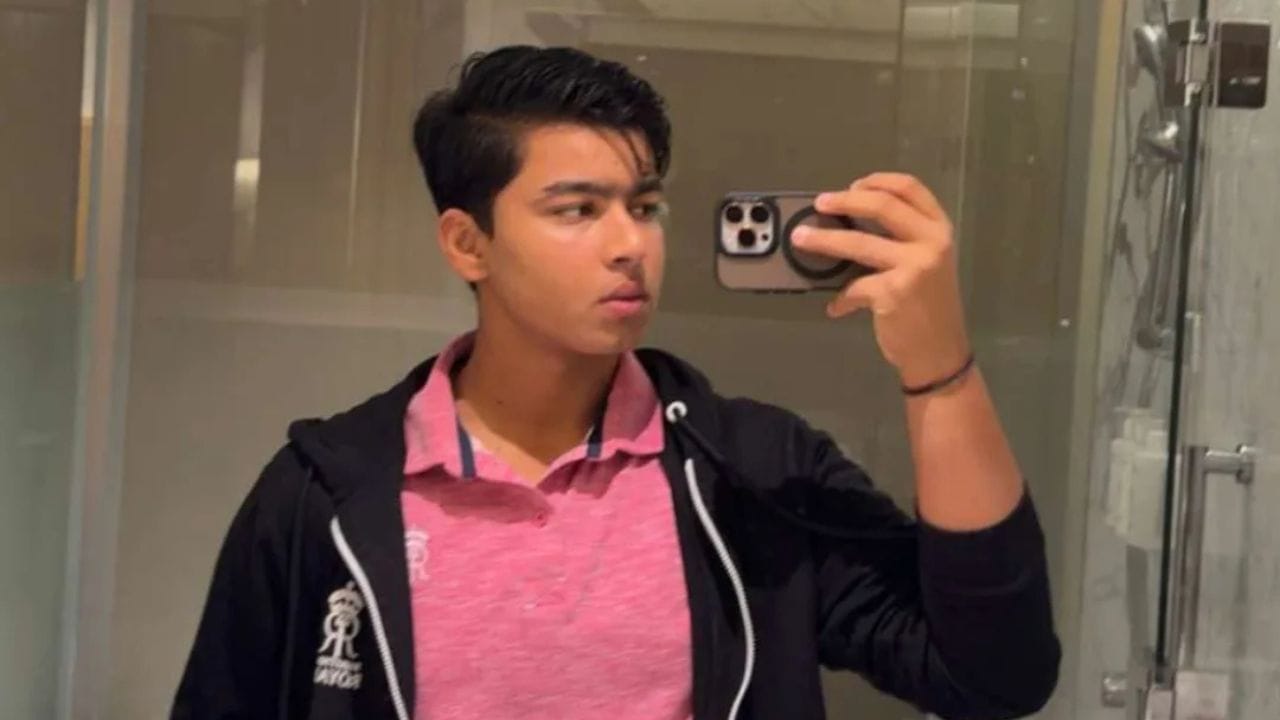 ભારત અને ઈંગ્લેન્ડની અંડર 19 ટીમ વચ્ચે બેકનહમમાં રમાયેલી પહેલી યુથ ટેસ્ટમાં બંન્ને ટીમ મળીને 15 સિક્સ સાથે કુલ 149 રન બનાવ્યા છે. જે એક નવો વર્લ્ડ રેકોર્ડ છે. જેમાં ભારતની અંડર 19 ટીમ બંન્ને ઈનિગ્સને મળીને 10 સિક્સ સાથે 748 રન બનાવ્યા તો ઈંગ્લેન્ડ તરફથી 5 સિક્સની સાથે 709 રન બનાવ્યા છે. ભારતના 748 રનમાં વૈભવ સૂર્યવંશીનું યોગદાન 70 રનનું રહ્યું છે. જે 12 ચોગ્ગા અને 1 સિક્સની મદદથી બનાવ્યા છે.