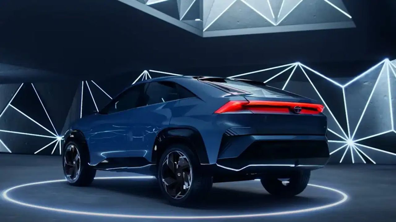 Tata Curvv EVના ટોપ સ્પેક વેરિઅન્ટની કિંમત 17.49 લાખ (એક્સ-શોરૂમ) છે. આ SUV એક જ ચાર્જ પર 585 કિમીની રેન્જ આપે છે. આ EV બે બેટરી પેકથી સજ્જ છે. તેમાં લેવલ-2 ADAS, પેનોરેમિક સનરૂફ, વેન્ટિલેટેડ સીટ્સ અને ઘણી શાનદાર સુવિધાઓ છે.