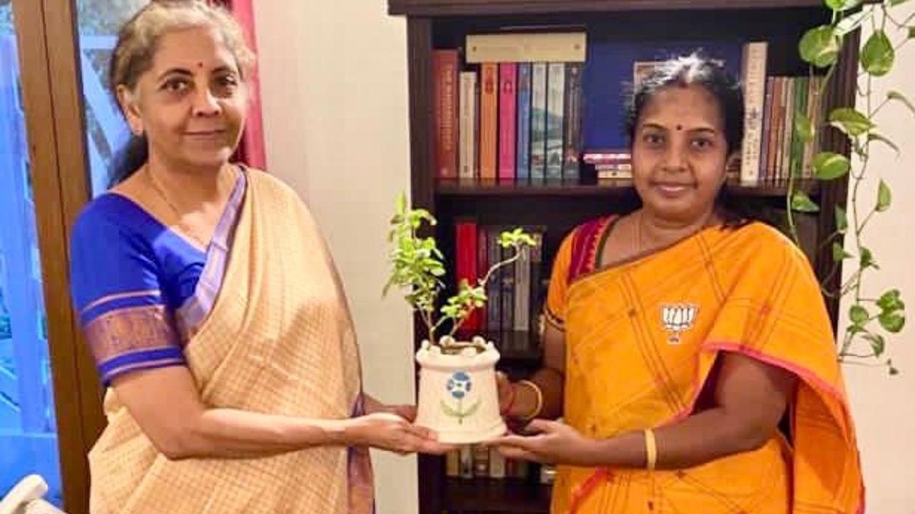 2013માં ભાજપ તમિલનાડુના રાજ્ય સચિવ તરીકે નિયુક્ત કરવામાં આવ્યા હતા અને 2014 સુધી રહ્યા, જ્યારે તેમને ભાજપ તમિલનાડુના મહાસચિવ તરીકે નિયુક્ત કરવામાં આવ્યા, આ પદ તેમણે જૂન 2020 સુધી ચાલુ રાખ્યું. બાદમાં, તેમને રાજ્ય એકમના રાજ્ય ઉપાધ્યક્ષ તરીકે બઢતી આપવામાં આવી હતી.