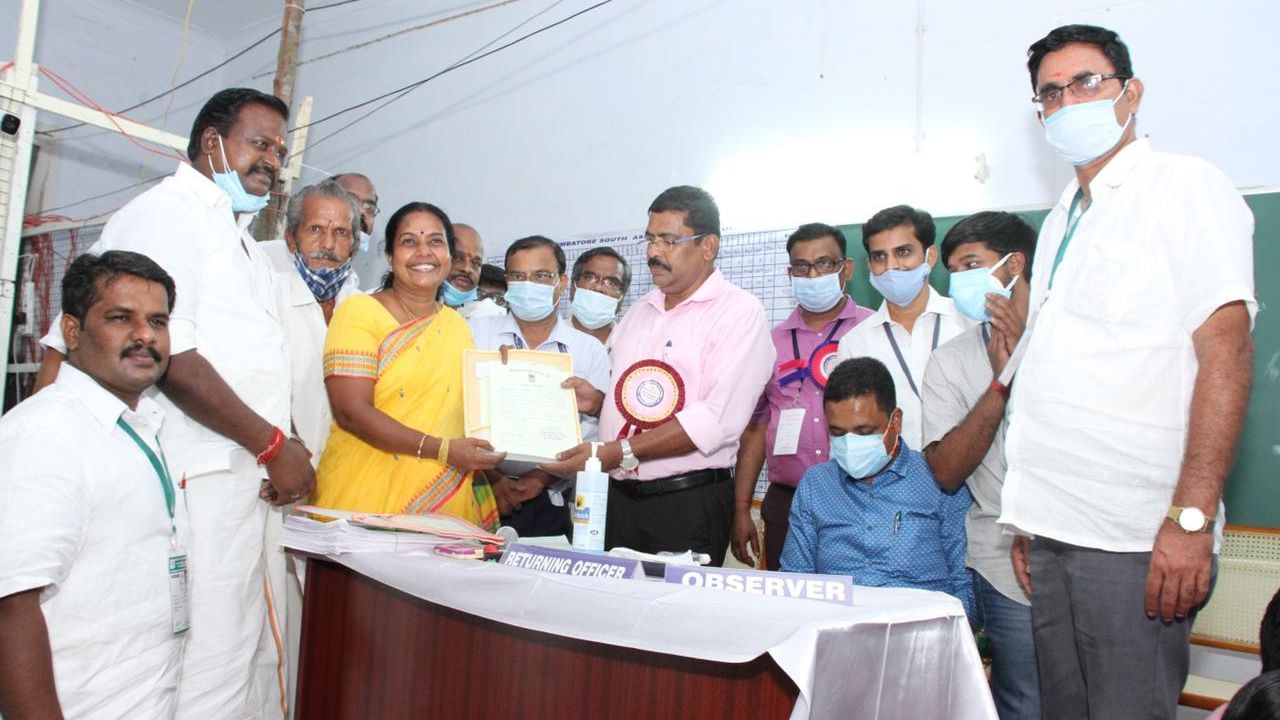 તેમણે મક્કલ નીધી મૈયમના અભિનેતા કમલ હાસનને હરાવ્યા હતા. અગાઉ 2016માં, તેમણે આ જ બેઠક પરથી (2016 તમિલનાડુ વિધાનસભા ચૂંટણી) ચૂંટણી લડીને 33,113 મત મેળવ્યા હતા.