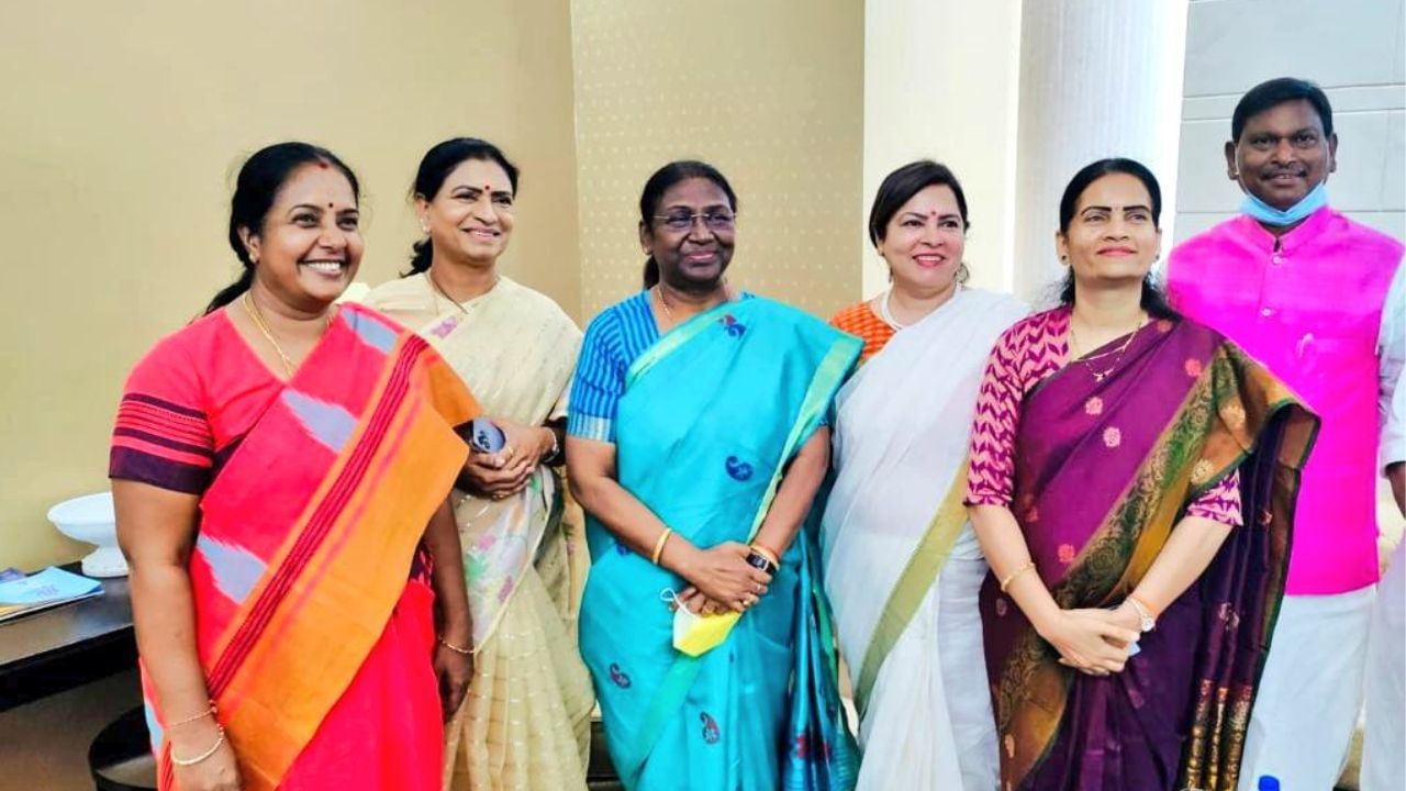  તેઓ કોઈમ્બતુર દક્ષિણ વિધાનસભા મતવિસ્તારમાંથી તમિલનાડુ વિધાનસભાના સભ્ય છે. તેઓ હાલમાં ભારતીય જનતા પાર્ટીના મહિલા પાંખના રાષ્ટ્રીય પ્રમુખ તરીકે સેવા આપે છે. તેઓ 2022થી પક્ષની કેન્દ્રીય ચૂંટણી સમિતિના સભ્ય છે.