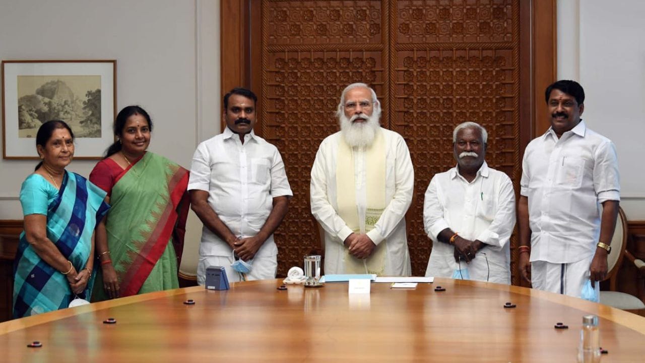 વનથી શ્રીનિવાસનનો જન્મ કોઈમ્બતુરના થોંડામુથુર બ્લોક નજીક ઉલિયામપલયમ ગામમાં કંડાસામી અને પૂવાથલનાં ઘરે થયો છે. તે તેના પરિવારમાં સૌથી મોટી છે અને તેનો એક ભાઈ શિવ કુમાર છે. 