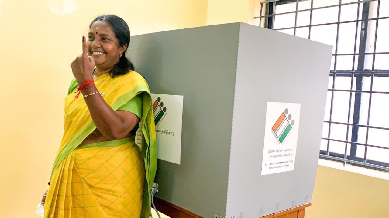 1993માં ચેન્નાઈની ડૉ. આંબેડકર ગવર્નમેન્ટ લો કોલેજમાંથી સ્નાતક થયા હતા અને 1995માં મદ્રાસ યુનિવર્સિટીમાંથી આંતરરાષ્ટ્રીય બંધારણની શાખામાં કાયદામાં માસ્ટર ડિગ્રી પૂર્ણ કરી હતી. શ્રીનિવાસન સાથે લગ્ન કર્યા હતા અને તેમને બે પુત્રો છે. 