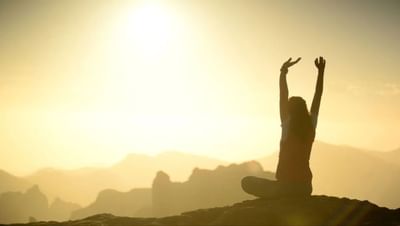 વાસ્તુ અનુસાર, સૂર્યોદયનો સમય બ્રહ્મ મુહૂર્ત છે જે આપણા ભાગ્યને સૌથી વધુ અસર કરે છે. આ જ કારણ છે કે, વહેલી સવારે કરવામાં આવતી પ્રવૃત્તિઓ આપણી આર્થિક સ્થિતિ અને માનસિક શાંતિને સીધી અસર કરે છે. તો એવામાં ચાલો જાણીએ કે, સવારે ઉઠ્યા પછી કયા કાર્યો કરવા જોઈએ.