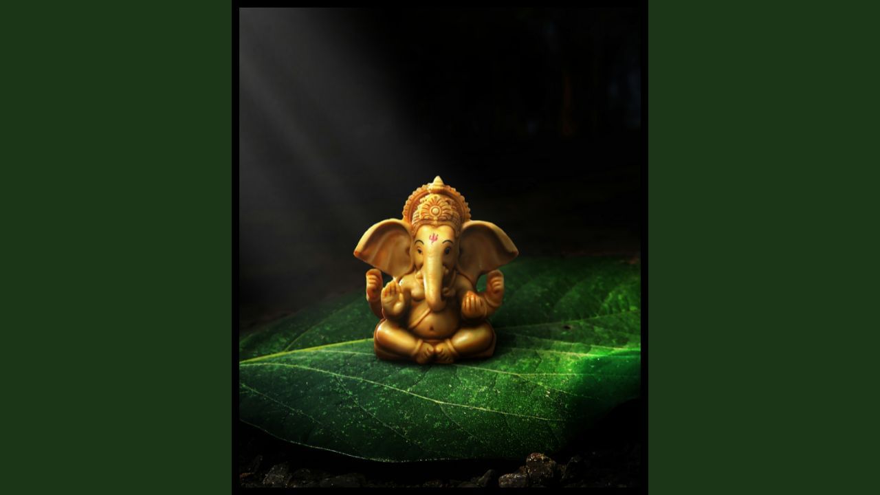ભગવાન ગણેશની પિત્તળની મૂર્તિ: વાસ્તુશાસ્ત્ર મુજબ, તમારે ગણેશજીની પિત્તળની મૂર્તિ ભેટમાં આપવી જોઈએ. આ મૂર્તિને સમૃદ્ધિ અને સૌભાગ્યનું પ્રતીક માનવામાં આવે છે. જ્યારે તમે કોઈને ગણેશજીની પિત્તળની મૂર્તિ ભેટમાં આપો છો, ત્યારે તમારા ઘરમાં સુખ અને શાંતિ આવે છે.