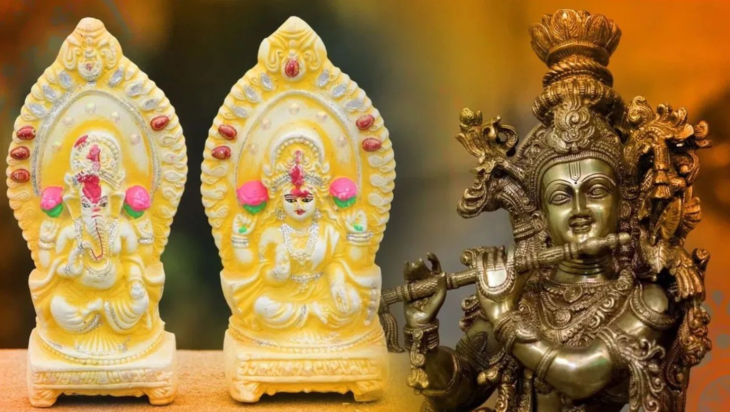ઘણીવાર આપણે સામેની વ્યક્તિને ભગવાનની મૂર્તિ ભેટ તરીકે આપીએ છીએ. જો કે, ભૂલથી પણ તમારે ભગવાનની મૂર્તિ કોઈને ભેટમાં ન આપવી જોઈએ. ઘણી વખત એવું બને છે કે, તમે ભેટમાં મૂર્તિ આપો છો પણ સામેની વ્યક્તિ તેની યોગ્ય રીતે કાળજી રાખી શકતો નથી. કેટલાક લોકો એવા પણ હોય છે કે, જે મૂર્તિને સાફ પણ કરતા નથી. આ એક મુખ્ય કારણ છે કે, તમારે ભગવાનની મૂર્તિ ભેટમાં ન આપવી જોઈએ.