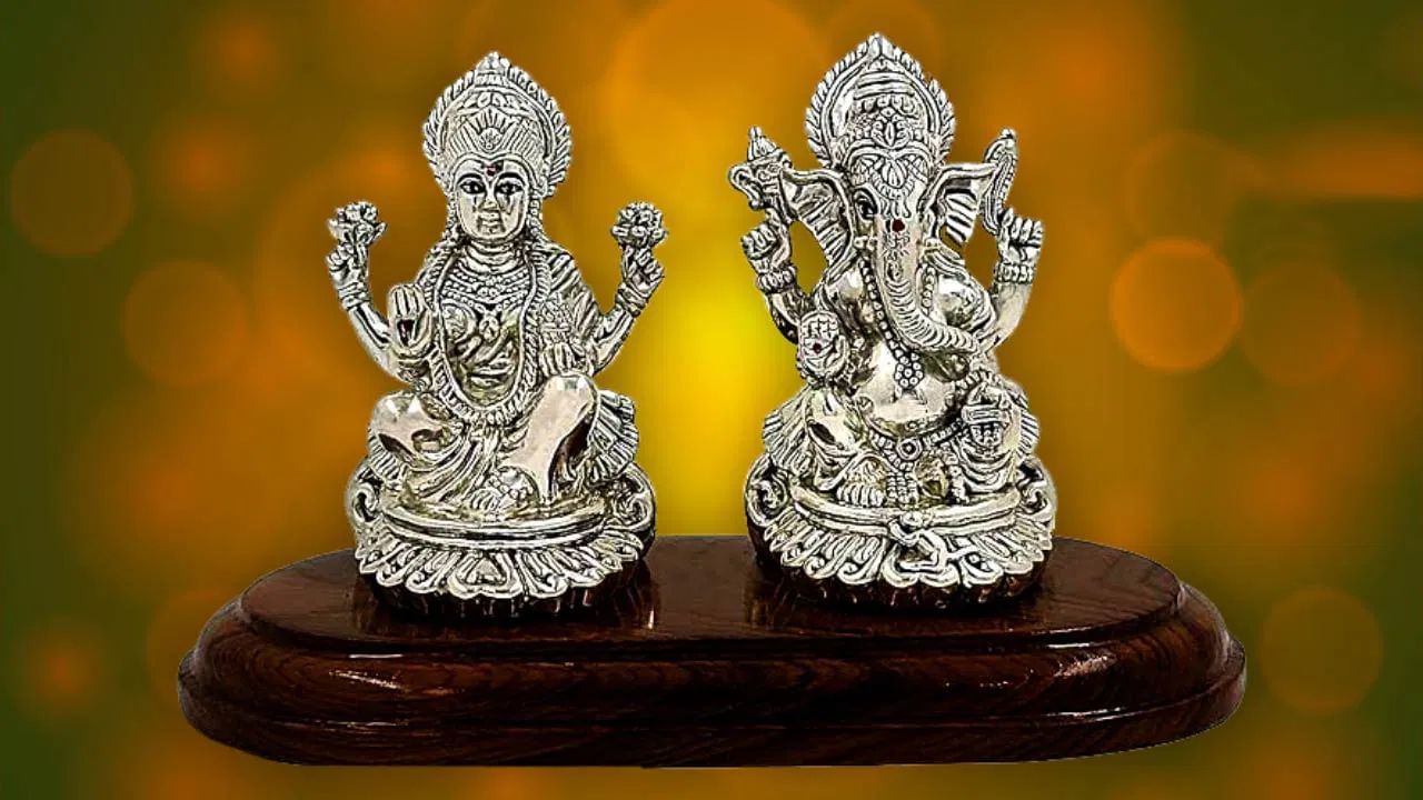 ચાંદીની વસ્તુઓનું દાન શુભ રહે છે: જો તમે કોઈને કંઈક ભેટ આપવા માંગતા હોવ, તો તમારે તેમને ચાંદીની વસ્તુઓ ભેટમાં આપવી જોઈએ. જ્યારે તમે કોઈને ચાંદીની વસ્તુઓ ભેટમાં આપો છો, ત્યારે તે તમારા જીવનમાં સમૃદ્ધિ લાવે છે અને તમને માનસિક શાંતિ પણ આપે છે.