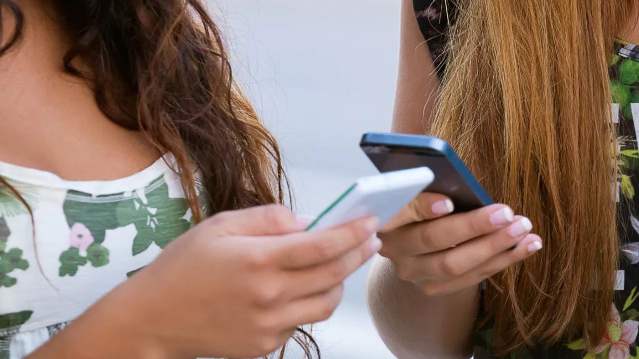 વાસ્તુ મુજબ, એવું માનવામાં આવે છે કે ઉત્તર-પૂર્વ દિશા માનસિક શાંતિ અને સફળતાની સાથે જોડાયેલી છે. જો તમે કોઈ ક્રિએટર છો એટલે કે વીડિયો બનાવો છો અથવા ડિઝાઇનિંગ જેવી ક્રિએટિવ ફીલ્ડમાં છો તો ફોનને પશ્ચિમ દિશામાં રાખવો જોઈએ, તેવું માનવામાં આવે છે. 