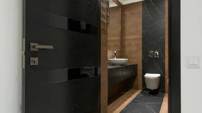 ટોયલેટને ઘરનો ખાસ ભાગ માનવામાં આવતો નથી અને લોકો તેની કાળજી પણ લેતા નથી, પરિણામે ઘરમાં નાણાકીય સંકટ સર્જાય છે. આનું કારણ ફક્ત ખોટી દિશામાં ટોયલેટ બનાવવું જ નહીં પરંતુ તેની જાળવણી પણ છે.