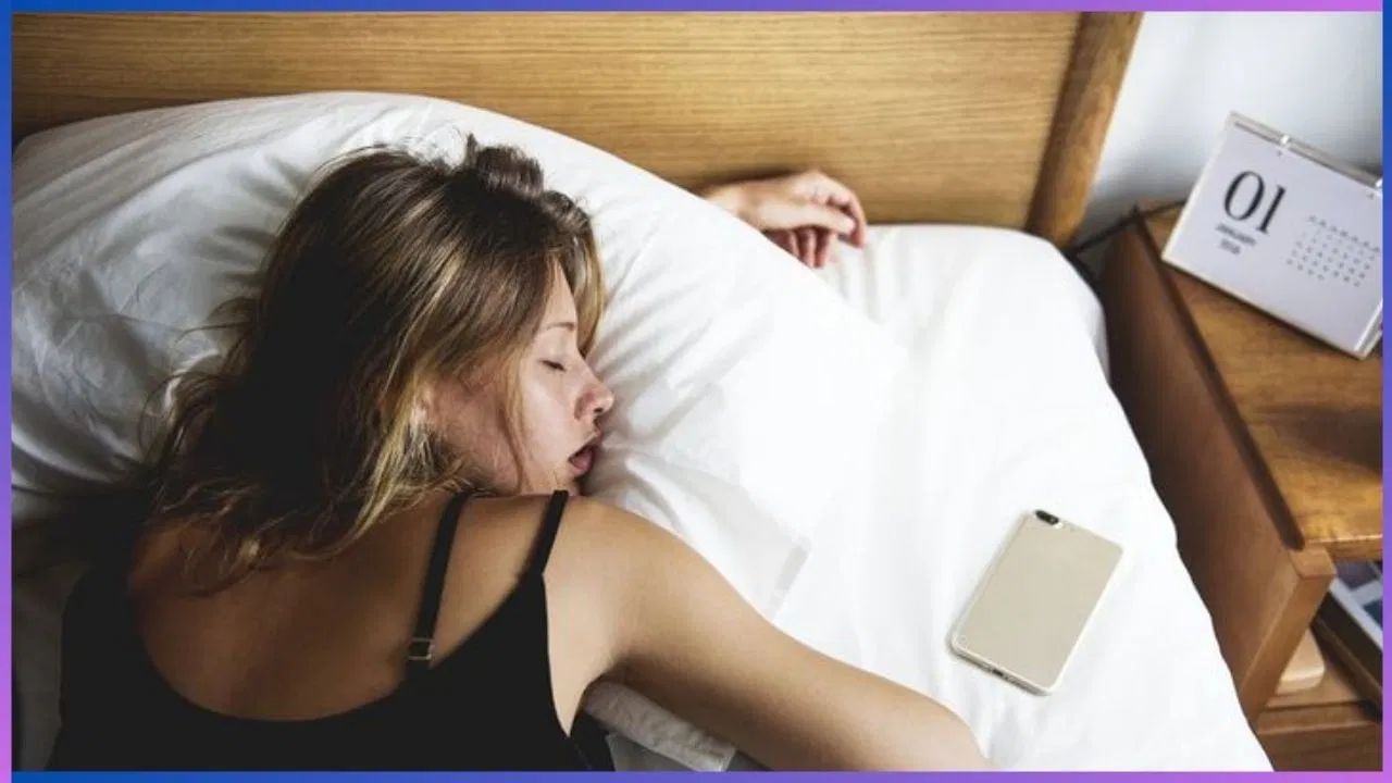 વાસ્તુ અનુસાર, મોબાઈલને ઉત્તર-પૂર્વ દિશામાં રાખીને સૂવું જોઈએ. મોબાઈલ તમારાથી 3-4 ફૂટ દૂર હોય તો તે વધુ સારું માનવામાં આવે છે. આનાથી તમારી ઊંઘ પર કોઈ અસર થતી નથી અને તમારી આસપાસની ઉર્જા પણ સંતુલિત રહે છે. 