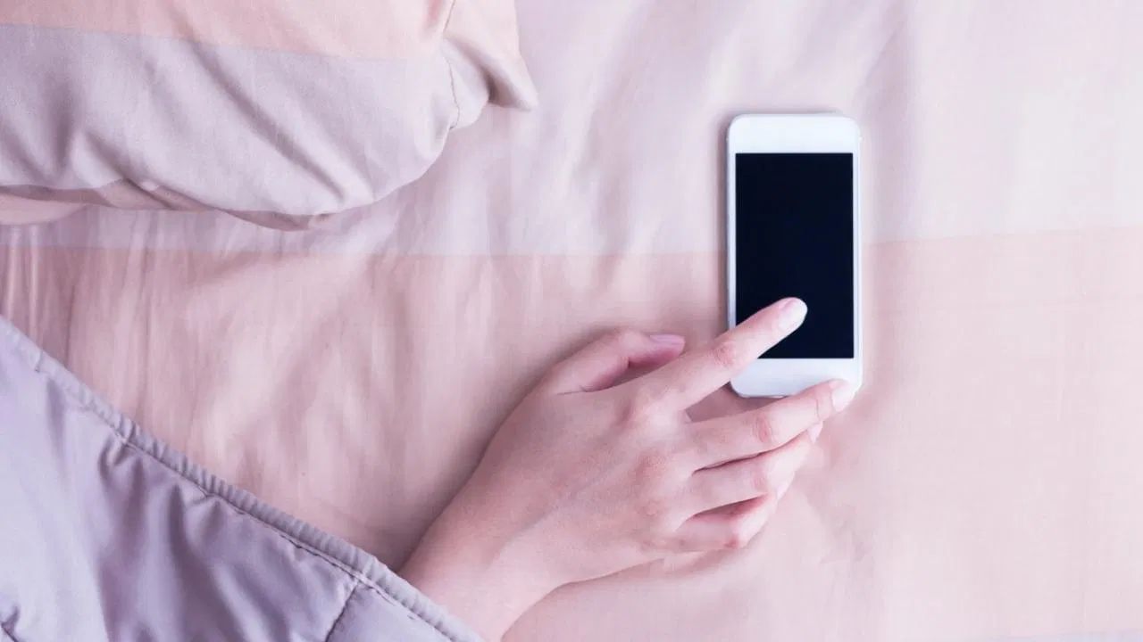 આથી રાત્રે જો ફોન ચાર્જ કરવાનો હોય, તો તેને ‘એરોપ્લેન મોડ’માં રાખો અને પલંગથી થોડી દૂર રાખો. જે તમારા માટે એક સુરક્ષિત વિકલ્પ છે.