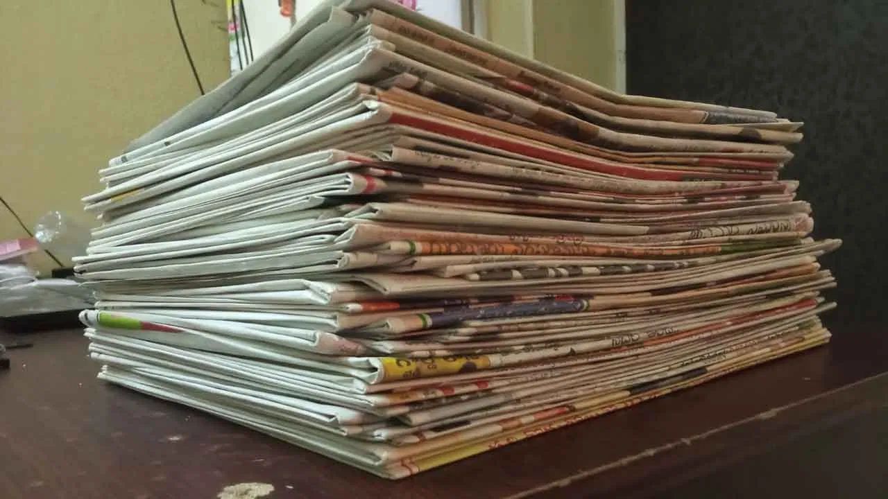જૂના અખબાર વેચી દો: હાલની તારીખમાં ઘણા લોકો ન્યૂઝ પેપર ભેગા કરીને રાખે છે. જો તમે પણ આવું કરો છો, તો સાવચેત થઈ જજો. વાસ્તુશાસ્ત્ર મુજબ, લાંબા સમયથી એકઠા થયેલા અખબારો ઘરમાં નકારાત્મક ઊર્જા લાવે છે. આથી, સમયસર જૂના અખબારો બહાર કાઢતા રહો અને જરૂર પડે તો કોઈ ભંગારના વેપારીને વેચી દો. 