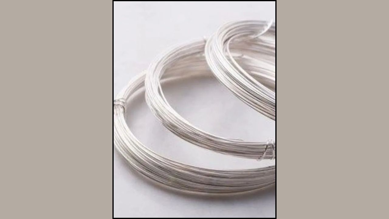 નકામા વાયરો: ઘણા લોકો જૂના વાયરો ભેગા કરીને રાખે છે. તમને જણાવી દઈએ કે, આ ગૂંચવાયેલા નકામા વાયરો પણ તમારા જીવનને ગૂંચવી શકે છે. આ તાર કે વાયરોથી ઘરમાં નકારાત્મક ઉર્જા ફેલાય છે. આથી, નકામા વાયરોને તરત જ ઘરની બહાર કાઢો. 