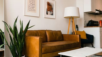 કોઈપણ નવા ઘરમાં પ્રવેશ કરતી વખતે શુભ સમયનું અવશ્ય ધ્યાન રાખવું જોઈએ. સોમવાર, ગુરુવાર કે શુક્રવાર જેવા શુભ દિવસો અને અમૃત કે લાભ ચોઘડિયામાં પ્રવેશ કરવો શ્રેષ્ઠ માનવામાં આવે છે. શુભ લગ્ન અને નક્ષત્રની તપાસ કર્યા પછી ગૃહસ્થી કરવાની તારીખ નક્કી કરવા માટે અનુભવી પંડિતની સલાહ લો.